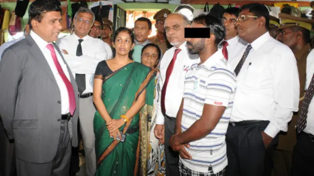 අධිකරණ අමාත්‍ය විජේදාස රාජපක්ෂ පසුගියදා බන්ධනාගාරයේදී සිරකරුවන් හමුවිය 