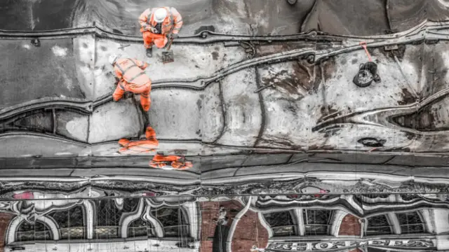 "Construction Workers", de Borna Mirahmadian