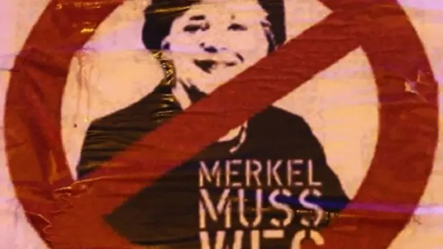 لافتة كتب عليها "ميركل يجب أن ترحل"