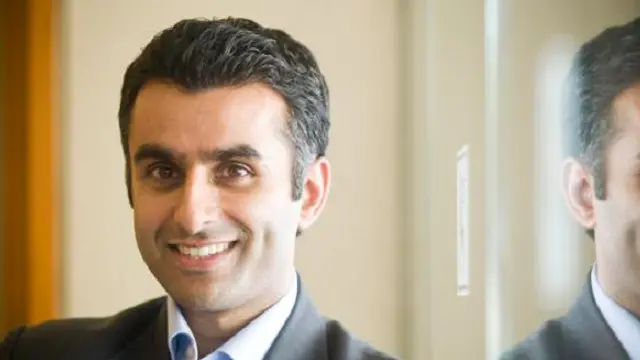 أسس البريطاني فيكاس فيغ شركته "ذا آيديز إكستشينج"، لإدارة الأنشطة التجارية والأعمال في مدينة مومباي بالهند 