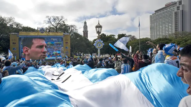 Imagen de Messi con la bandera argentina durante el último Mundial.