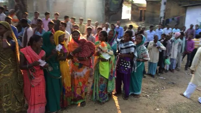 ان 32 سیٹوں کے لیے کل 456 امیدوار میدان میں ہیں جن میں 32 خواتین ہیں، پولنگ مراکز پر صبح سات بجے سے ووٹ ڈالنے کا سلسلہ شروع ہوا 