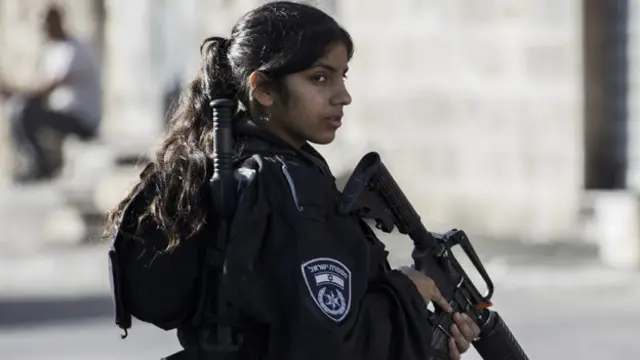 Las fuerzas de seguridad israelíes, con armas a la vista, patrullan nerviosamente Jerusalén