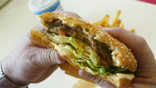 ڈچ ٹیم نے دو سال قبل لندن میں نمونے کے طور پر برگر بنانے اور کھانے کا ایک تجربہ کیا (فائل فوٹو)