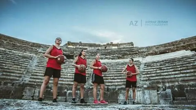 Zeinah mengatakan pemain basket ini memakai seragam dengan tulisan "Suriah" di pakaian mereka. "Itu ide saya," katanya. "Saya dulu pernah memotret tim basket dan sepak bola di Latakia sebelum krisis. Saya memiliki persahabatan dengan beberapa pemain. Saya memutuskan untuk membawa mereka ke sebuah teater Romawi dekat Latakia. Ide saya adalah untuk membiarkan orang luar Suriah tahu tentang kehidupan nyata di sini."