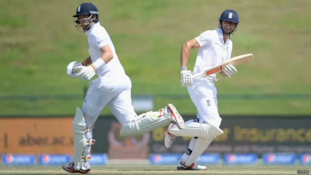 کپتان الیسٹر کک نے اپنی تیسری ڈبل سینچری مکمل کی ہے جبکہ ان کے ساتھ کریز پر جو روٹ موجود ہیں