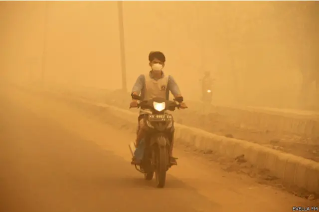 Selama berbulan-bulan, warga menghirup asap beracun.
