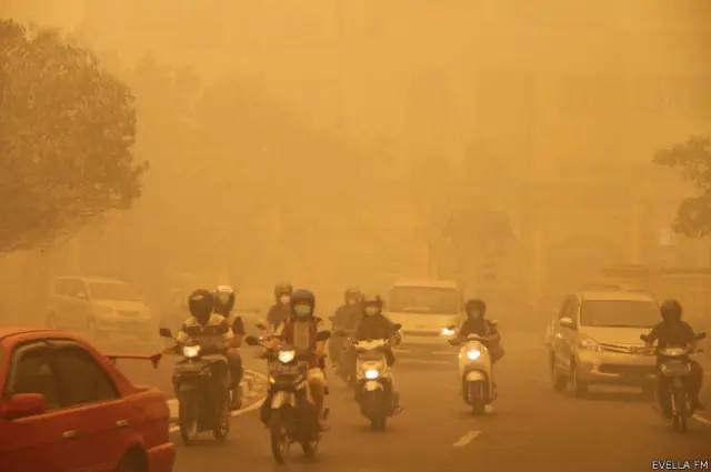 Kota Palangkaraya, Kalimantan Tengah, diselubungi asap pada pukul 12.00 waktu setempat.