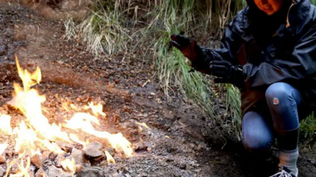 暖手，新西兰，黑水河，默奇森，自然之火体验(图片来源：Naomi Arnold)