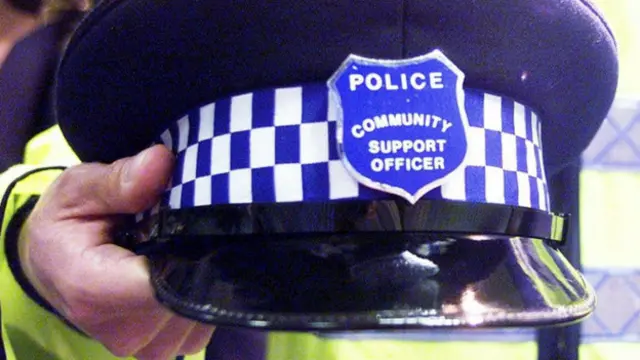 蘇格蘭場的志願警察與「真警察」穿同樣的制服，只是在警帽上有一行「社區支援特別警官」的小字。