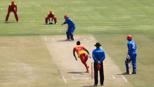 د لوبې پچه افغانستان وګټله او لومړی یې د توپ وهنې پرېکړه وکړه.