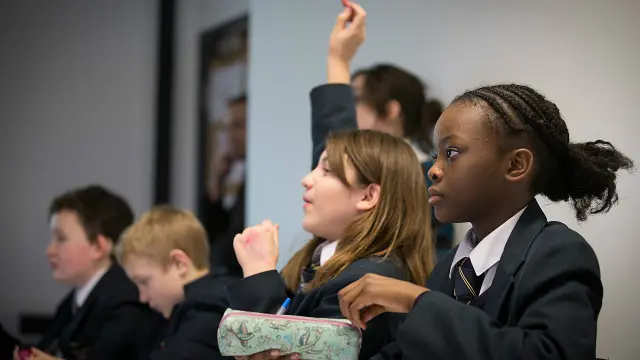 تقول الفتيات إن القلق بشأن مظهرهن يعيق تقدمهن في الحياة