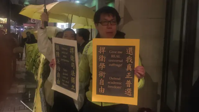 晚宴酒店门外,有十几名人士举行抗议