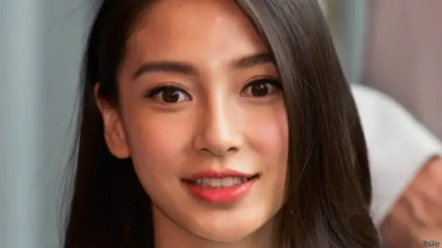 شوہر اور اداکار ہوان ژیاؤمنگ نے بھی اینجلا بے بی کا دفاع کرتے ہوئے کہا ہے کہ ’کبھی کبھی وہ خاصی بدصورت لگتی ہیں‘