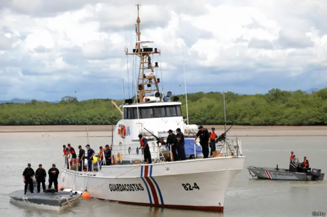 A Dos Aguas llegan los paquetes de droga que los narcotraficantes abandonan para huir de la Guardia Costera.