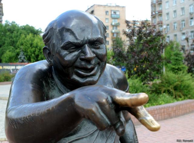 Памятник Евгению Леонову