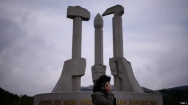 朝鲜劳动党党徽除了代表工农的镰刀、斧头还有代表知识分子的笔