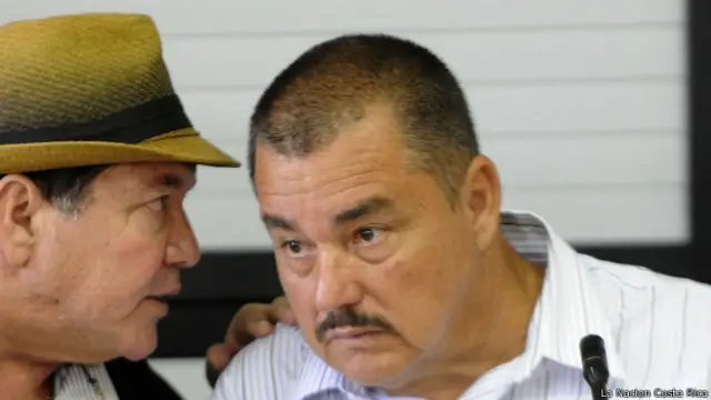 Gilbert Bell (derecha) acudió a la Asamblea acompañado de su abogado, Álvaro Moreno Gómez (izquierda).