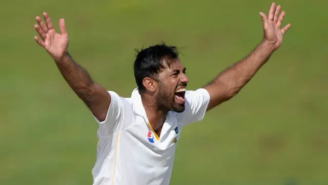 گرم موسم اور سپاٹ وکٹ پر پاکستانی بولرز چوتھے دن بھی پسینہ بہا کر چار وکٹیں حاصل کرنے میں کامیاب ہو سکے