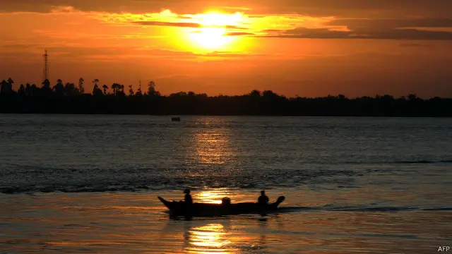 Một phần ba vùng đồng bằng sông Mekong là vùng rừng lầy, phía Bắc có những vùng ngập sâu tới 3 mét vào mùa mưa
