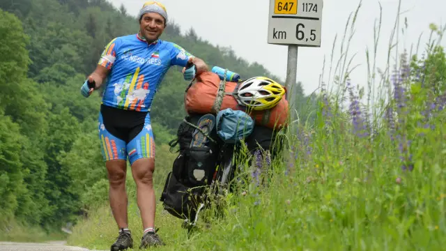 محمد تاجران در پاسخ به این که چرا با دوچرخه دور دنیا را می‌گردد، می‌گوید: "همین را داشتم" 