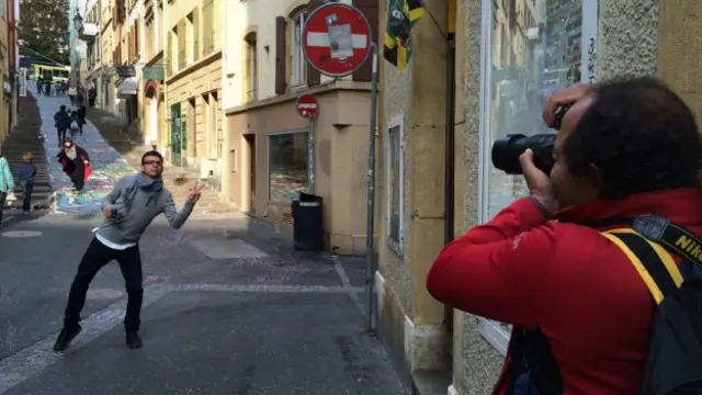 محمد تاجران از تمام توانایی‌هایش برای ارتباط استفاده می‌کند