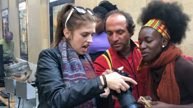 تاجران با هوشیاری موضوعات روزمره‌ای را که به سادگی از آن می‌گذریم مطرح می‌کند