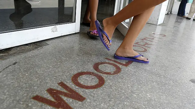 Aún se ven símbolos en La Habana de las antiguas tiendas estadounidenses.