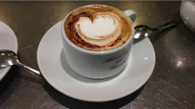 Những danh từ như “latte,” “cappuccino” và “espresso” đều là của Ý, nên không ngạc nhiên gì khi thủ đô Ý tràn đầy văn hoá cà phê. Dù chọn quán cà phê nào thì người Ý chia sẻ một quy luật bất thành văn về uống gì và khi nào: Cappuccino vào buổi sáng và chỉ một ly espresso sau khi ăn. Vào buổi tối thì người Ý thích một caffe corretto (espresso) đi kèm một ly rượu grappa hoặc brandy, đó là cách hay nhất để thư giãn vào buổi tối, hoặc để lấy sức cho cuộc vui về đêm ở Rome.