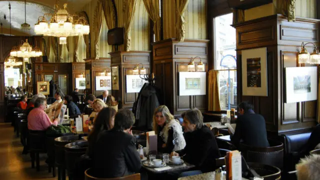 Những quán cà phê là nơi lý tưởng cho những loại câu chuyện như vậy. “Người dân Vienna đề cao giá trị của việc gặp gỡ các du khách, kể cả các nhạc sĩ, các người tới dự hội nghị và những người làm việc ở Liên Hiệp Quốc,” Eugene Quinn nói, ông là người London và hàng tháng tổ chức các cuộc mạn đàm cà phê ở Vienna.