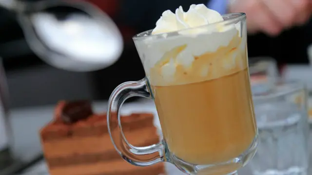 Những quán café lớn và cổ (như Cafe Central, Landtmann, Griensteindl và Demel) là nơi thu hút du khách, nhưng người địa phương thì thích tụ tập ở những quán bình dân hơn như Cafe Frauenhuber, Braunerhof hoặc Sperlhof. “Ít nhất một nửa số khách là khách quen,” Christina Pritz nói, bà sống ở gần công viên Augarten. Cả Pritz và Quinn nói rằng họ thích Quán Phil ở Quận 6 ở trung tâm của Vienna, ở đó có rất nhiều sách để bán hoặc cho thuê và có các buổi hòa nhạc của các ban với nhạc cụ truyền thống hoặc chơi nhạc DJ vào buổi tối. Họ cũng nói về quán Hawelka ở Quận 1, ở đó chật chội nên người ta phải ngồi sát nhau và rồi thì làm quen.