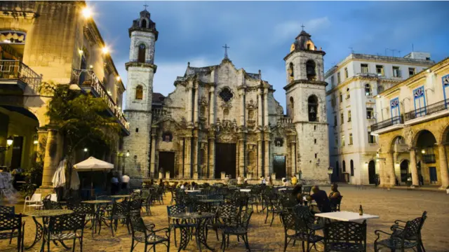 Thành phố thủ đô Cuba đang ở giai đoạn chuyển đổi kinh tế gây đảo lộn với việc phát triển doanh nghiệp tư nhân và bùng nổ du khách quốc tế. Người dân tự hào về bản sắc Cuba và thích chia sẻ văn hoá của họ với du khách nước ngoài.