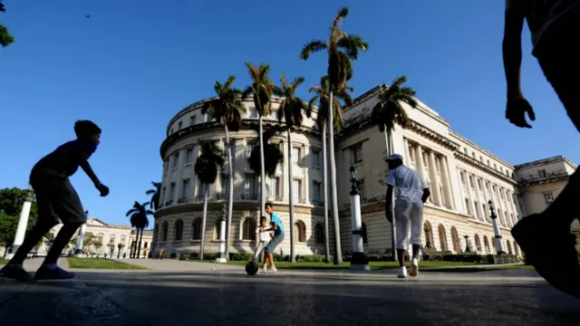 Nếu bạn có dịp ở lại một khách sạn của Havana một vài ngày, bà khuyên du khách nên tìm đến quán cà phê espresso mà phần lớn khách sạn đều có ở phía sau thay vì uống cà phê kiểu Mỹ loãng đi kèm với món ăn sáng. Những người nghiện cà phê thì nên tìm đến ở các căn hộ ở khu Havana cổ, dọc theo các tòa nhà lịch sử nhất của đất nước. Nằm ở rìa phía đông của thành phố, khu này có rất nhiều tòa nhà thời thuộc địa ở dọc theo các trung tâm mua bán và công viên. Mặc dù tên như vậy nhưng vùng này sôi động năng lượng trẻ. Với nhiều quán giải khát và câu lạc bộ, đặc biệt dọc phố chính Calle Obispo, cuộc sống về đêm kéo dài tới gần sáng và đôi khi màn khiêu vũ tràn cả ra cả ngoài phố.
