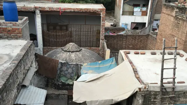 پنجاب کے شہر پاکپتن کی مسجد پیر وارس شاہ کے پہلو میں قدیم پرنامی مندر میں واقعے ہے۔