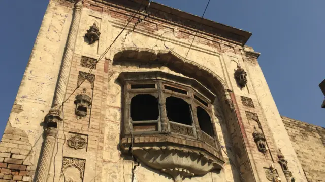 چھجے پر ایک قطار میں انتہائی نفاست سے بنائی گئی مورتیاں تاریخ اور بدلتے حالات کی خاموش گواہ ہیں۔ چھتوں پر کسی گمنام مصور کی رامائن کی کہانیوں پر مبنی پینٹنگز تھیں جن کو کھرچ دیا گیا ہے۔