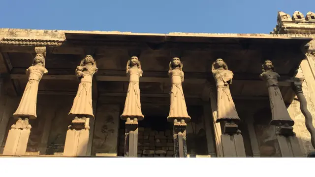 چند سال قبل یہاں مدرسہ تھا، اب کسی کی رہائش ہے۔ اس گھر کے مکین بقایا مجسموں کو بھی گرانے والے ہیں۔