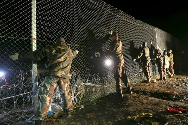 ہنگری نے جمعہ کو سرحد بند کرنے کا فیصلہ اس وقت کیا جب یوروپی رہنما ہنگری کے حمایت یافتہ ایک منصوبے پر اتفاق کرنے میں ناکام رہے