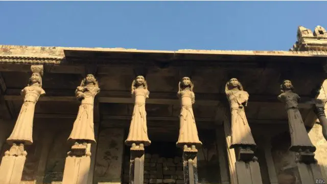 मंदिर की मूर्तियां