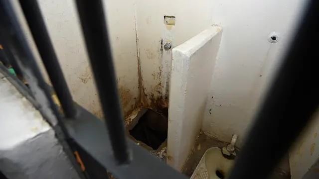 Celda de la que fugó El Chapo