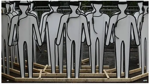 اعدامهای پرشمار مجرمان مواد مخدر، تنها در سالهای نخست قدرتگیری نظام جمهوری اسلامی در دستور کار حاکمیت نبوده است. حتی هنگامی که جمهوری اسلامی قدرت خود را به نسبت تثبیت هم ارزیابی میکرد؛ باز شاهد اعدامهای گسترده مجرمان مواد مخدر هستیم. تا جایی که میتوان این نوع برخوردها را بخشی از سیاستهای رسمی دولت در امر کنترل اجتماعی جامعه به حساب آورد.