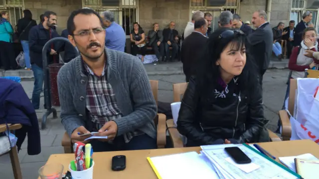 Kriz masası sorumlularından Önder Bayındır (solda) her an en az 3 avukatın hazır beklediğini söylüyor. 