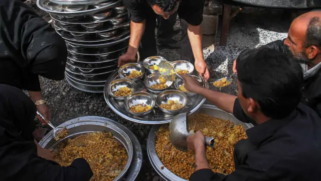 عکس از مراسم پختن آبگوشت نذری در ماهان کرمان، سال گذشته