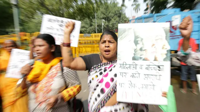 بسیاری از مردم پس از تجاوز به یک دختر چهار ساله در دهلی به نشان اعتراض به خیابان ها ریختند 