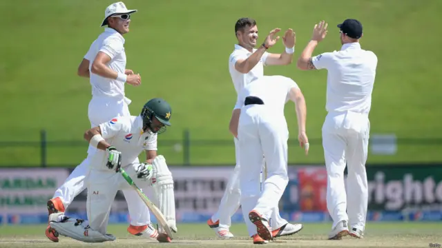 ابوظہبی میں کھیلے گئے پہلے ٹیسٹ میچ کے پانچویں اور آخری دن انگلینڈ نے اپنی پہلی اننگز 598 رنز پر ڈیکلیئر کردی۔جواب میں پاکستان نے اپنی دوسری اننگز کا آغاز کیا تو شان مسعود ایک مرتبہ پھر بڑی اننگز کھیلنے میں ناکام رہے اور ایک رنز بنا کر آؤٹ ہو گئے۔