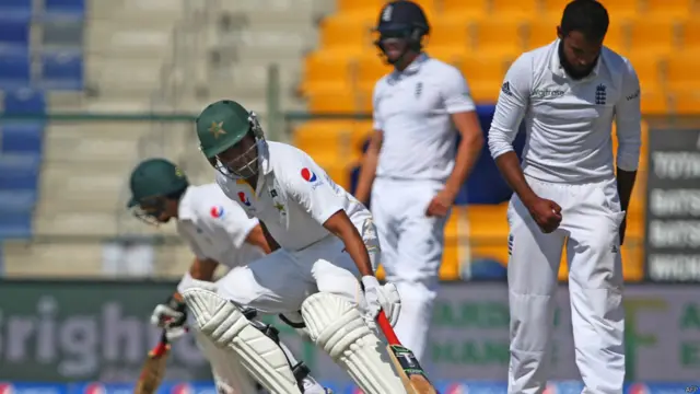 ابتدائی نقصان کے بعد پاکستان کی جانب سے یونس خان اور محمد حفیظ نے جم کر کھیلنے کی کوشش کی اور تیسری وکٹ کی شراکت میں 44 رنز بنائے۔ تاہم محمد حفیظ بھی زیادہ دیر کریز پر رک نہ سکے اور 34 رنز بنا کر رن آؤٹ ہو گئے۔ 