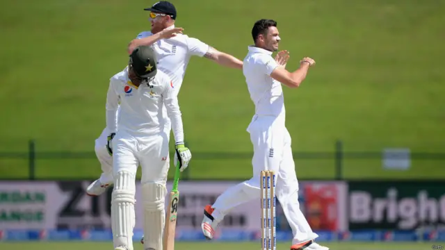 پانچ سال بعد ٹیسٹ کرکٹ میں واپسی کرنے کے بعد پہلی اننگز میں ڈبل سنچری سکور کرنے والے شعیب ملک دوسری اننگز میں صفر پر آؤٹ ہوئے۔