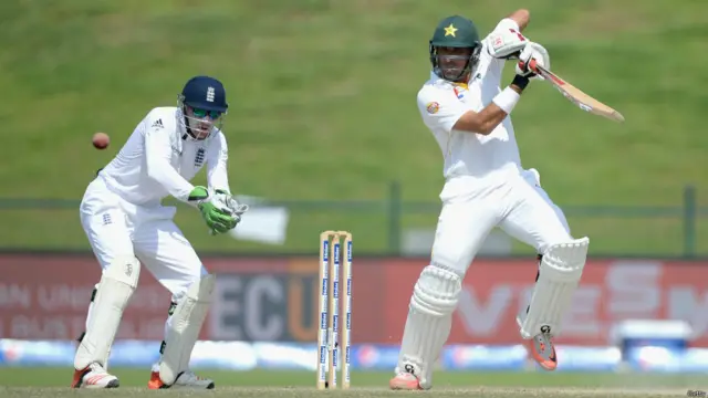 پاکستانی کپتان جو پہلی اننگز میں ناکام رہے تھے نے دوسری اننگز میں نصف سنچری سکور کی اور 51 رنز بنا کر معین علی کا شکار بنے۔