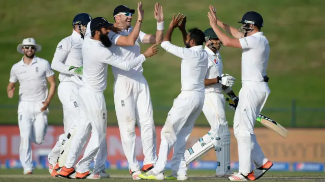 انگلینڈ کی جانب سے اپنا پہلا ٹیسٹ میچ کھیلنے والے لیگ سپنر عادل رشید جنھوں نے پہلی اننگز میں ایک بھی وکٹ حاصل نہیں کی تھی نے دوسری اننگز میں پانچ پاکستانی بلے بازوں کو آؤٹ کیا۔