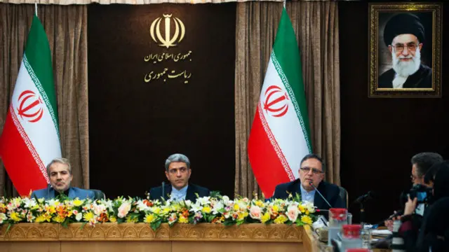 ولی‌الله سیف، علی طیب نیا و محمدباقر نوبخت در مجموعه ریاست جمهوری اقدامات پیشنهادی دولت برای خروج از رکود را اعلام کردند