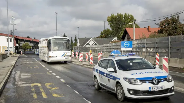 Ratusan pengungsi dibawa menggunakan bus menyeberangi Kroasia.